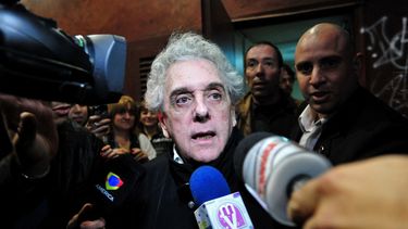 El actor argentino Antonio Gasalla sale de un teatro en Buenos Aires, la madrugada del 20 de mayo de 2012.