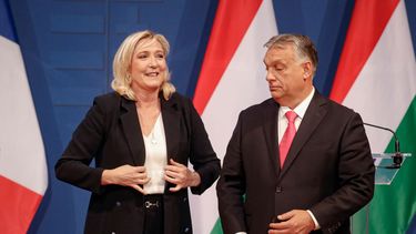 La líder de la extrema derecha de Francia, Marine Le Pen, al reunirse con el primer ministro húngaro Viktor Orban en Budapest, Hungría, el 26 de octubre de 2021.&nbsp;