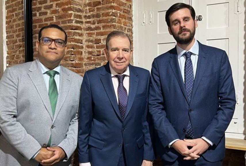 El presidente electo de Venezuela, Edmundo González Urrutia, junto a Juan Pappier, subdirector de la División de las Américas Human Rights Watch, y el abogado del Comando con Venezuela Tomás Arias