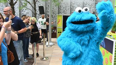 El Monstruo de las Galletas, personaje de Plaza Sésamo, se une a los huéspedes del DoubleTree by Hilton Times Square South el viernes 4 de agosto de 2023.