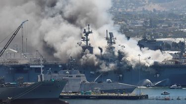 Una enorme columna de humo se eleva sobre el buque USS Bonhomme Richard en la base naval de San Diego el domingo 12 de julio de 2020 tras un incendio y explosi&oacute;n a bordo.&nbsp;