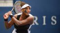 La estadounidense Serena Williams regresa un tiro en el encuentro de primera ronda del Abierto National Bank en Toronto ante la española Nuria Parrizas-Díaz el lunes 8 de agosto del 2022.