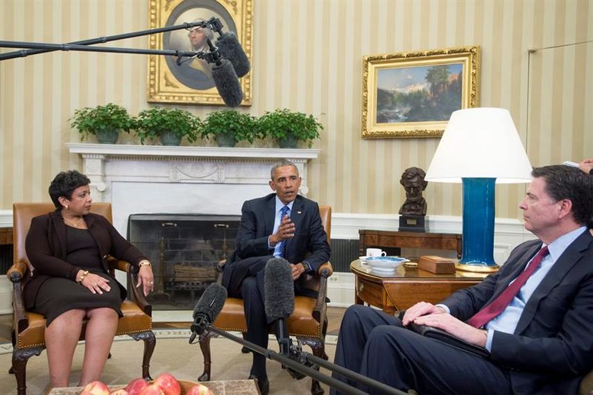 Barack Obama (c), habla junto a la fiscal general, Loretta Lynch (i) y el director del FBI, James Comey (d), durante una rueda de prensa, el lunes 4 de enero de 2016. (EFE)