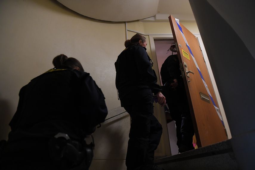 Los técnicos de la policía ingresan a un apartamento en Haninge, al sur de Estocolmo, el 1 de diciembre de 2020, un día después de que un hombre de unos 40 años que estaba encerrado por su madre fuera encontrado allí. La mujer fue arrestada bajo sospecha de encerrar a su hijo dentro de su apartamento durante 28 años, dejándolo desnutrido y casi sin dientes, dijeron la policía y los medios de comunicación. &nbsp;