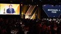 El actor canadiense-estadounidense homenajeado Michael J. Fox acepta el Premio Humanitario Jean Hersholt durante la 13 edición anual de los Premios de Gobernadores de la Academia de Artes y Ciencias Cinematográficas en el Fairmont Century Plaza de Los Ángeles el 19 de noviembre de 2022.