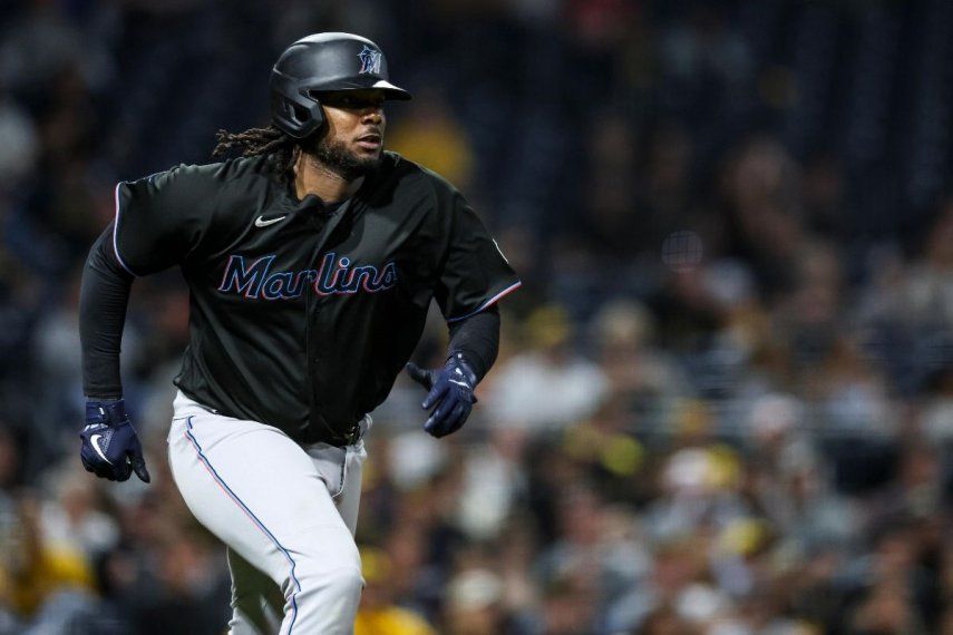 Josh Bell, jugador de los Marlins de Miami, corre luego de conectar un hit