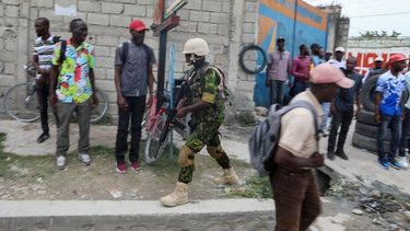 Un policía de Kenia patrulla una zona cerca del aeropuerto internacional de Puerto Príncipe, Haití, el miércoles 3 de julio de 2024.