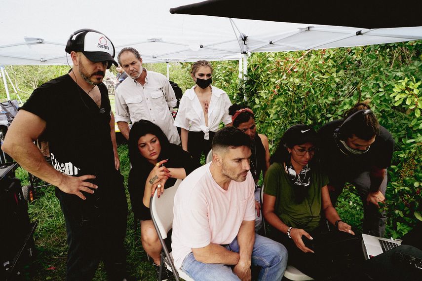 El director Juan Carlos Daboin, Julián Gil y parte del equipo técnico de la película Cerdo.&nbsp;