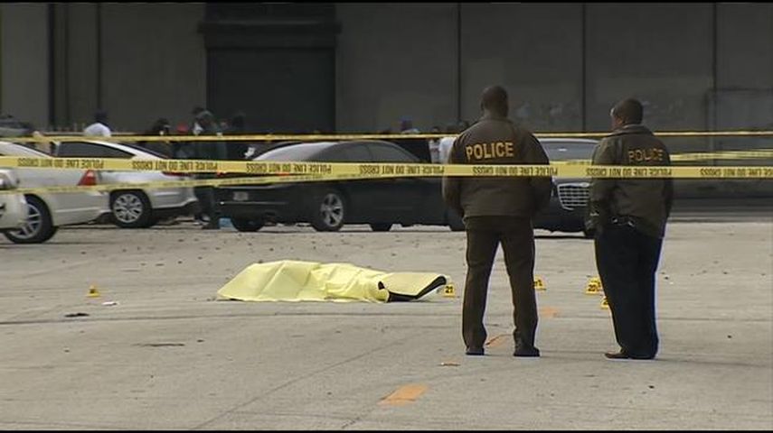 El cuerpo de Eddie Herris permaneció durante horas en la calle y cubierto con una lona amarilla. (Cortesía WSVN)  