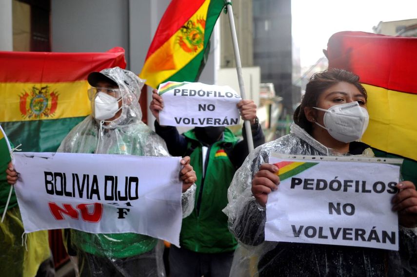 Activistas y opositores al expresidente boliviano Evo Morales, protestan frente a la Corte de Justicia de Bolivia en La Paz el 7 de septiembre de 2020. Un juez boliviano confirm&oacute; el lunes que el expresidente Evo Morales no es elegible para postularse para el Senado en las elecciones del 18 de octubre. dijo el gobierno.