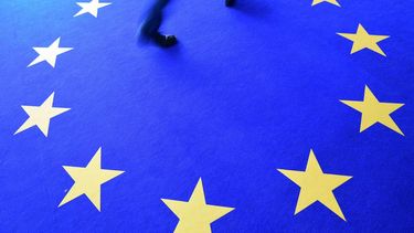 Un hombre camina en Berlín por una alfombra con el logo de&nbsp;Europa, este domingo durante la jornada electoral al Parlamento Europeo.&nbsp;
