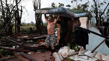 Varios hombres cargan un colchón dañado después del paso del huracán Rafael en Alquízar, provincia de Artemisa, Cuba, el 7 de noviembre de 2024.