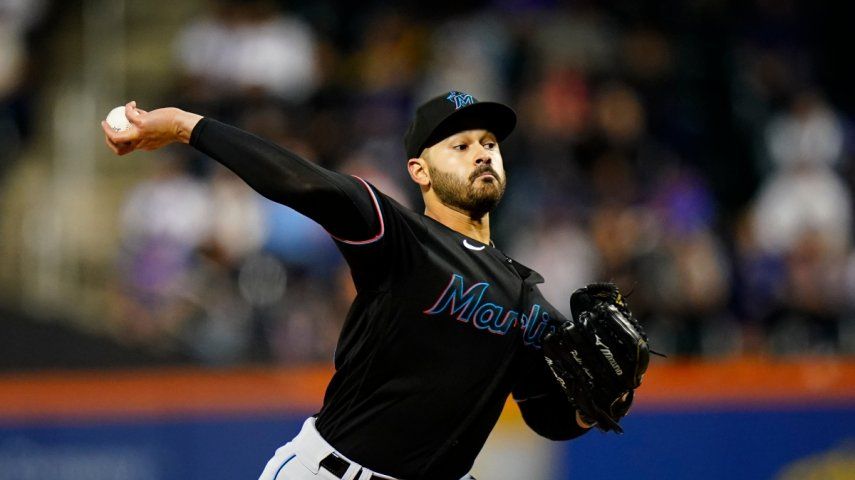 El lanzador Pablo López, de los Marlins de Miami, trabaja en el primer inning de un juego frente a los Mets de Nueva York, el 27 de septiembre de 2022.