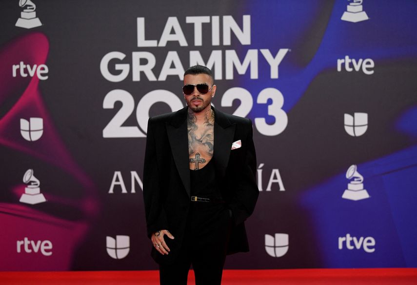 El cantante puertorriqueño Rauw Alejandro llega a la 24ª ceremonia Anual de los Premios Grammy Latinos en el Centro de Conferencias y Exposiciones (FIBES) de Sevilla el 16 de noviembre de 2023. 