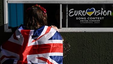 Una mujer habla con un representante de Eurovisión en una de las taquillas del M&S Bank Arena en Liverpool, en el norte de Inglaterra, antes de la final del Festival de la Canción de Eurovisión 2023 el 13 de mayo de 2023.