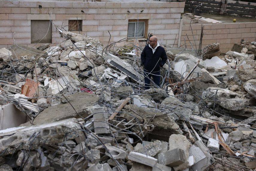 Un hombre entre escombros en la Franja de Gaza.