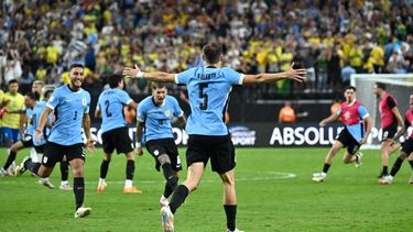 El centrocampista uruguayo #05 Manuel Ugarte celebra después de anotar en la tanda de penales para ganar el partido de cuartos de final de la Copa América Conmebol 2024 entre Uruguay y Brasil en el Allegiant Stadium en Las Vegas, Nevada