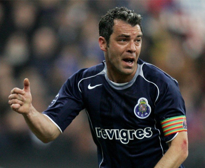 El defensa del Porto, Jorge Costa, celebra tras marcar un gol contra el Inter de Milán durante el partido de vuelta de la Liga de Campeones en el estadio San Siro de Milán, el 15 de marzo de 2005.&nbsp;