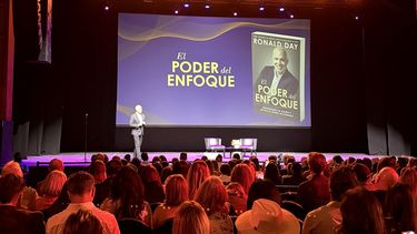 Ronald Day compartiendo su visión ante la audiencia.