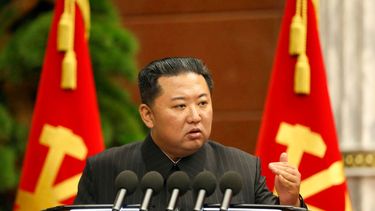 En esta imagen, proporcionada por el gobierno de Corea del Norte, el líder del país, Kim Jong Un, ofrece un discurso durante una reunión del Politburó en Pyongyang, Corea del Norte, el 2 de septiembre de 2021