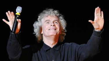 En esta foto del 27 de marzo de 2010, el director Sir Simon Rattle durante un ensayo general de la ópera de Richard Wagner Goetterdaemmerung, que fue parte del Festival de Pacua de Salzburgo, en Salzburgo, Austria.&nbsp;