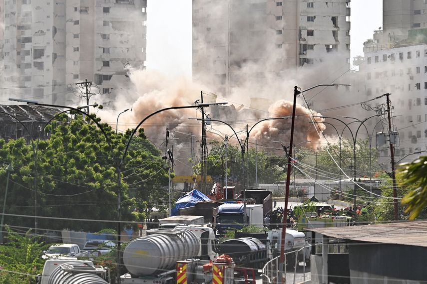 La torre C de los edificios de Obras del Poder Popular (OPP), dañada por los terremotos del 24 de junio, fue demolida en Catia La Mar, Venezuela, el 30 de julio de 2026