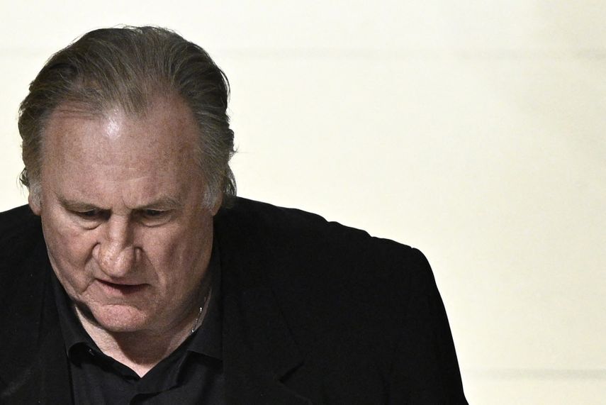 El actor francés Gerard Depardieu observa su regreso a la sala tras un receso en el cuarto día de su juicio, en el que se le acusa de agredir sexualmente a dos mujeres durante un rodaje en 2021. &nbsp; &nbsp;