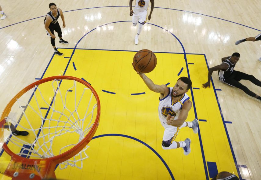 Curry volvió a ser la bujía de Golden State que mantiene su invicto con 10 victorias seguidas en los playoffs.