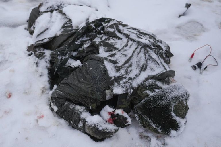 Cadáver de un soldado ruso abatido en Ucrania