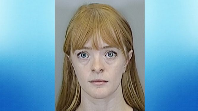 Kassandra Moore, de 31 años, fue arrestada y acusada de cuatro cargos de comportamiento lascivo y otro por proveer material gráfico íntimo a un menor.