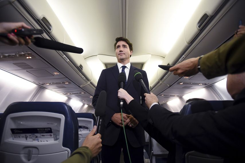 El primer ministro canadiense y l&iacute;der del Partido Liberal, Justin Trudeau, hace declaraciones a reporteros que lo acompa&ntilde;aban a un acto de campa&ntilde;a cuando iban en un avi&oacute;n en Halifax, Nueva Escocia, el mi&eacute;rcoles 18 de septiembre de 2019.