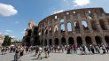 Turistas caminan cerca del Coliseo en Roma, Italia, el 6 de agosto de 2021. Turistas caminan cerca del Coliseo en Roma, Italia, el 6 de agosto de 2021.