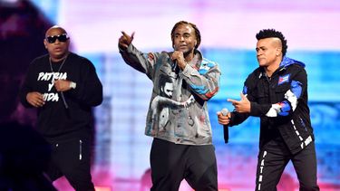 Gente de Zona y Yotuel se presentan en el escenario de los Premios Juventud 2021, en el Watsco Center de Coral Gables, Florida, el 22 de julio de 2021, para cantar Patria y vida.