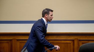 El secretario interino del Departamento de Seguridad Nacional, Kevin McAleenan, a su salida de la audiencia en la Comisi&oacute;n para la Supervisi&oacute;n y Reforma del Gobierno de la C&aacute;mara de Representantes en el Capitolio, el 18 de julio de 2019, en Washington.