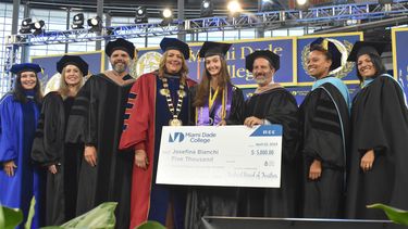 Premian a estudiante destacada de MDC durante graduación 2023.