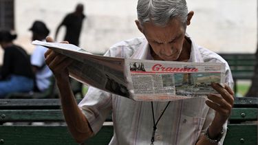 Cubano lee el periódico, La Habana.