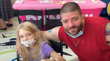 Trinity y Michael McElroy disfrutan de la dona Gold Joy de Dunkin’ .