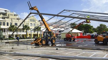 Un grupo de trabajadores desmontan estructuras de metal ante la llegada del hurac&aacute;n Humberto a Bermudas el 18 de septiembre de 2019.