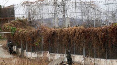 Estado de excepción en cárceles de Ecuador. Soldados patrullan afuera de la penitenciaría Litoral días después de un motín mortal dentro de la cárcel en Guayaquil, Ecuador, 15 de noviembre de 2021.