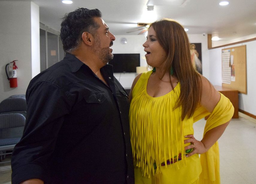 El tenor venezolano Carlos Silva y la soprano cubana Eglise Gutiérrez ensayan para su actuación el domingo 22 de abril en el Miami-Dade County Auditorium.&nbsp;