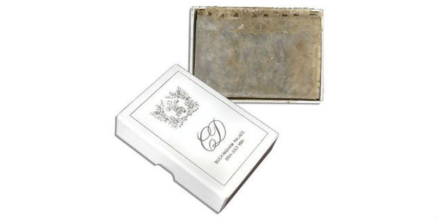 Una rebanada del pastel de bodas de la princesa Diana y el príncipe Carlos del 29 de julio de 1981 ( Foto casa de subastas Nate D. Sanders Auctions)