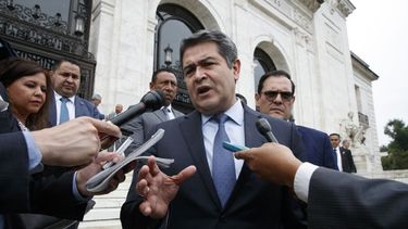 El presidente de Honduras, Juan Orlando Hernández, habla con reporteros al salir de una reunión en la sede de la OEA, en Washington. &nbsp;