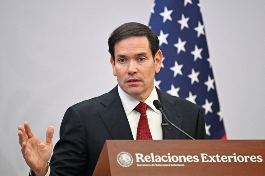 El secretario de Estado, Marco Rubio, conversa con la prensa en la Ciudad de México, durante una visita diplomática para abordar temas de narcotráfico y la migración.