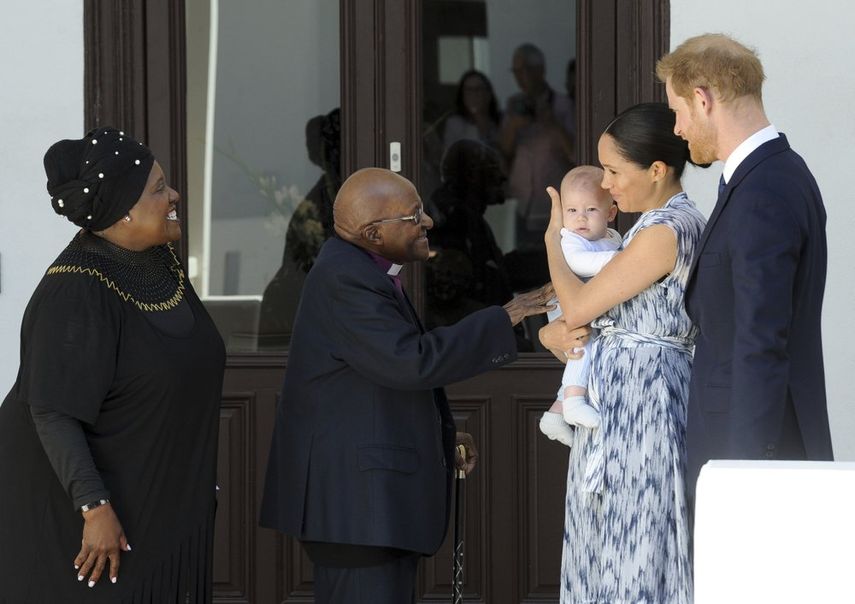 En esta foto de archivo del miércoles 25 de septiembre de 2019, el príncipe británico Harry y Meghan, duquesa de Sussex, sosteniendo a su hijo Archie, se encuentran con el arzobispo emérito anglicano, Desmond Tutu y su esposa Leah en Ciudad del Cabo, Sudáfrica.&nbsp;&nbsp;