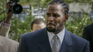 En esta foto del 9 de mayo de 2008, R. Kelly llega a un tribunal en Chicago para el primer día de selección del jurado para su juicio por pornografía infantil.