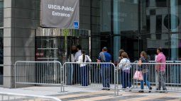Todo migrante que aspira a obtener la nacionalidad debe acudir al edificio de USCIS de EEUU. Foto del 8 de mayo de 2025 en la ciudad de Nueva York.