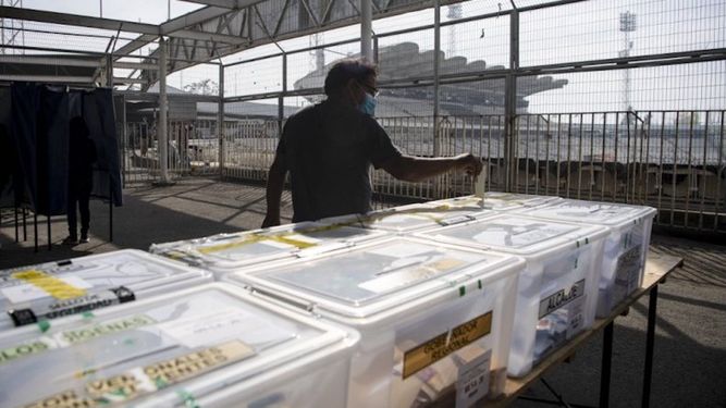 Un hombre emite su voto durante las elecciones para elegir alcaldes, concejales y una comisión para reescribir la constitución en un colegio electoral instalado en el Estadio Monumental de Santiago, el 16 de marzo de 2021. &nbsp;