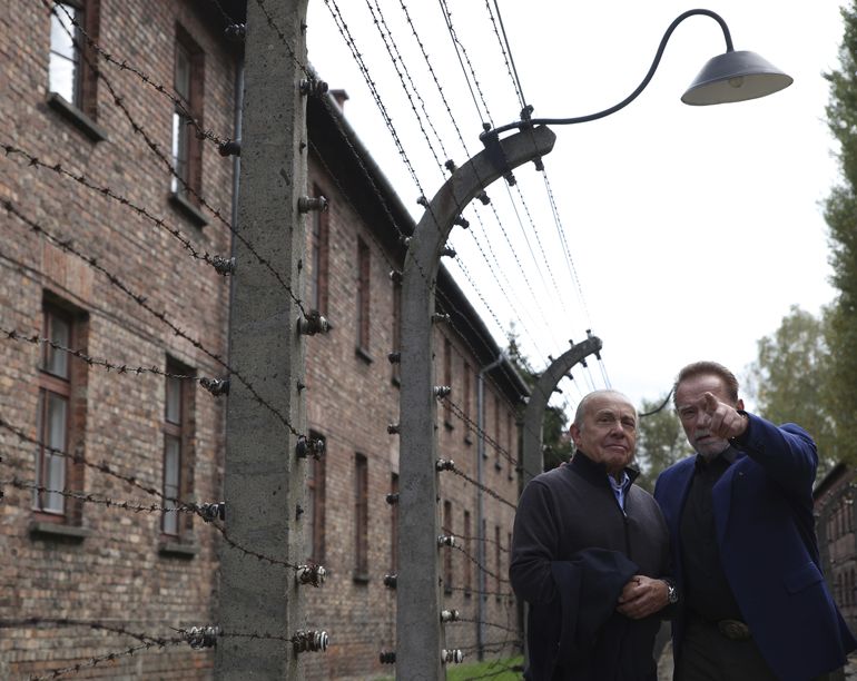 Arnold Schwarzenegger y Simon Bergson, presidente de Auschwitz Jewish Center Foundation, visitan el antiguo campo de exterminio nazi Auschwitz-Birkenau en Oswiecim, Polonia, el miércoles 28 de septiembre de 2022.
