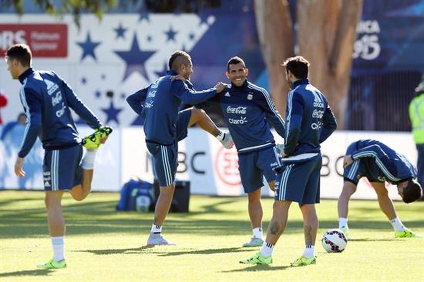 Doce jugadores argentinos se reunieron a puertas abiertas para entrenar. (EFE)