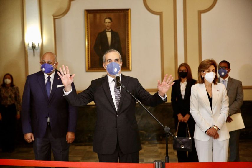 El presidente electo, Luis Abinader Corona, en su primera visita al Palacio Nacional. A su izquierda, la vicepresidenta electa, Raquel Pe&ntilde;a.&nbsp;